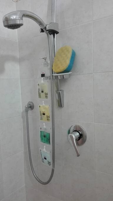 doccia con shampoo , bagnoschiuma, crema corpo, balsamo