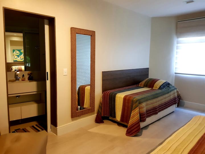 6号套房，配备空调， 1张双人床和1张单人床，带轮活动床