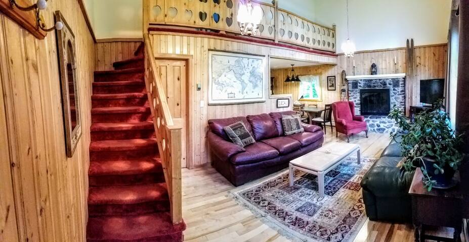 JAY PEAK SKI CHALET* Sleeps 9* 5 Bedrms* 3 Bathrms
