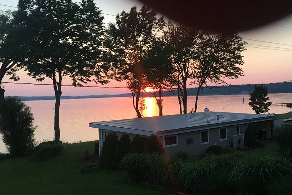 Private 80 ft Lakefront Cottage Stunning Sunsets Cottages for Rent in