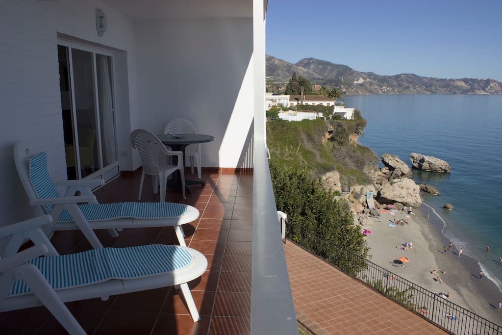 Amplia terraza soleada con espectaculares vistas de la costa de Nerja