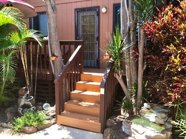 Ilima Guest Room-small studio, steps to the ocean