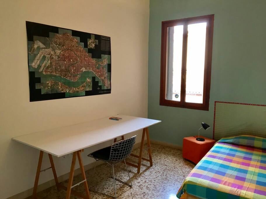 Luminosa e discreta camera con letto matrimoniale e armadio