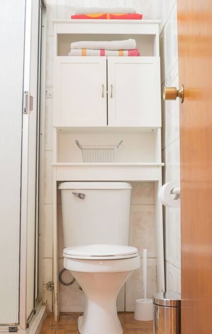Baño exclusivo, con botiquín para los huéspedes