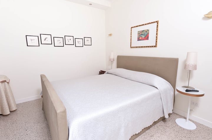 配备舒适乳胶和泡沫床垫的卧室