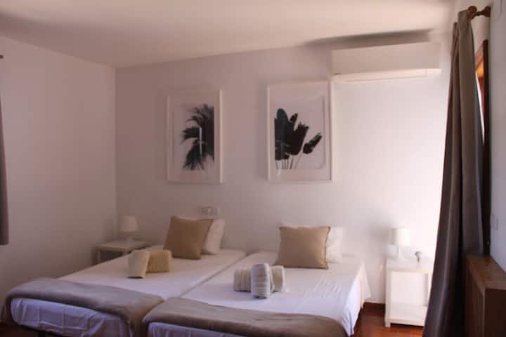 BEDROOM 4 WITH BALCONY . SIZE ROOM 16M2