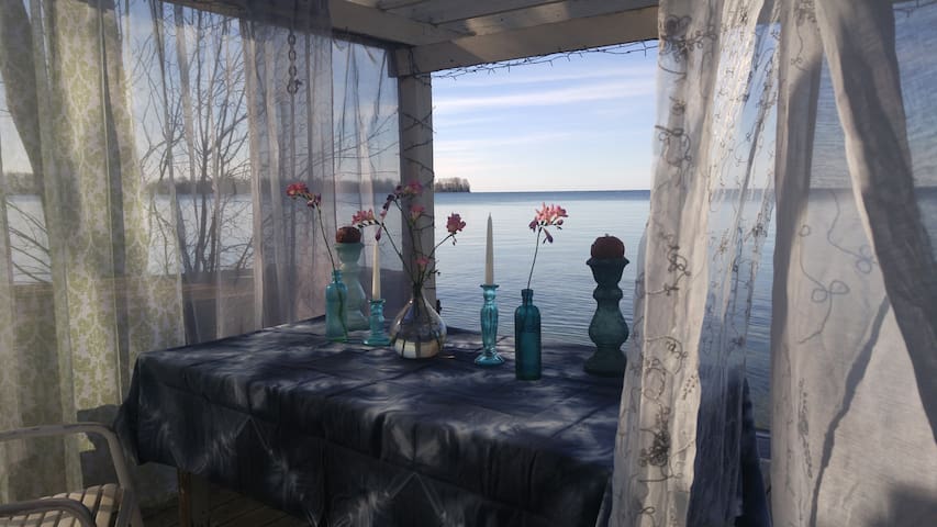 Peaceful Waterfront Respite