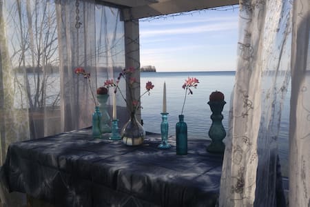 Peaceful Waterfront Respite