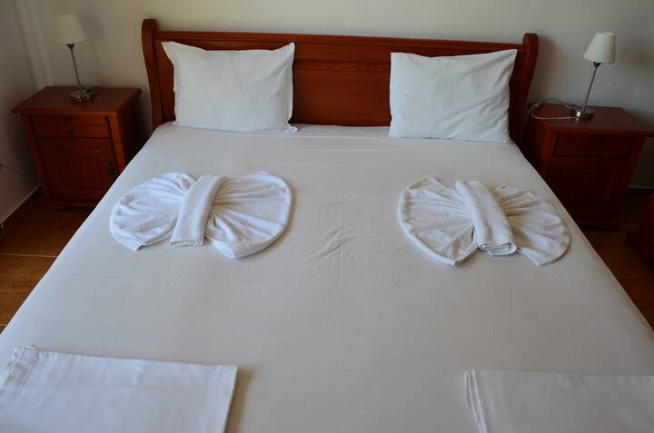 Dormitorio principal con baño privado.