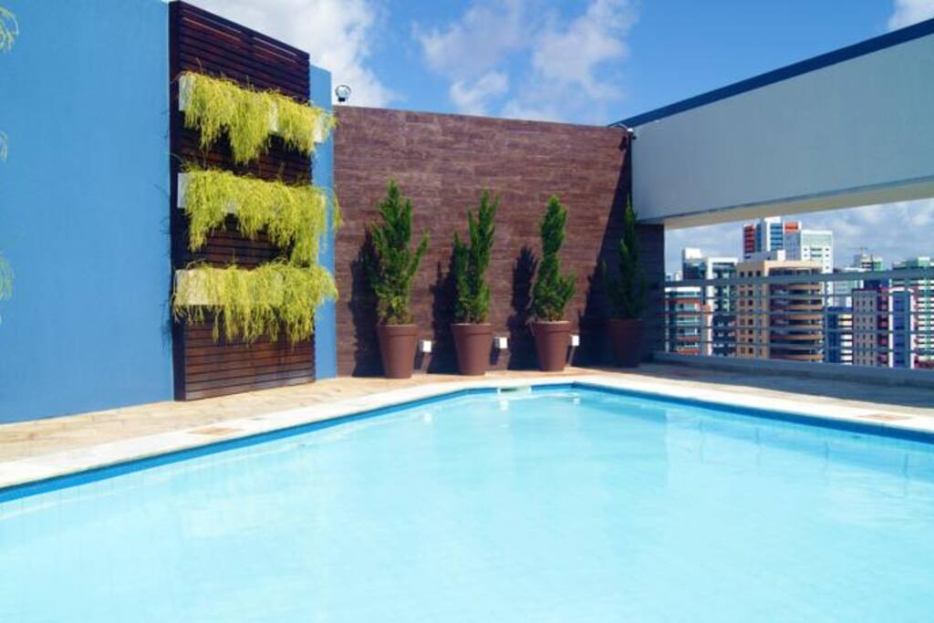 vista da piscina ao ar livre o ano inteiro.