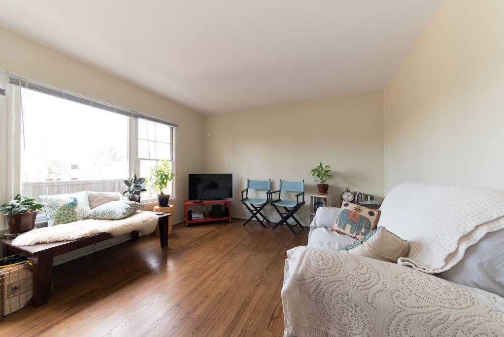 Sunny Riviera Oasis with wi-fi, surround sound system, SmartTV, board games and reading nook with lots of books ...for all your entertainment!
