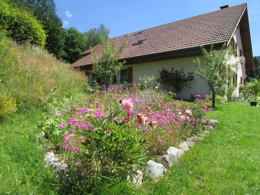 Sommerliche Aussicht aus einem der Schlafzimmer
