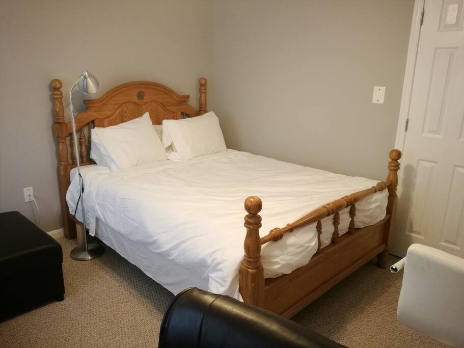 beautiful wood 4 poles queen bed
