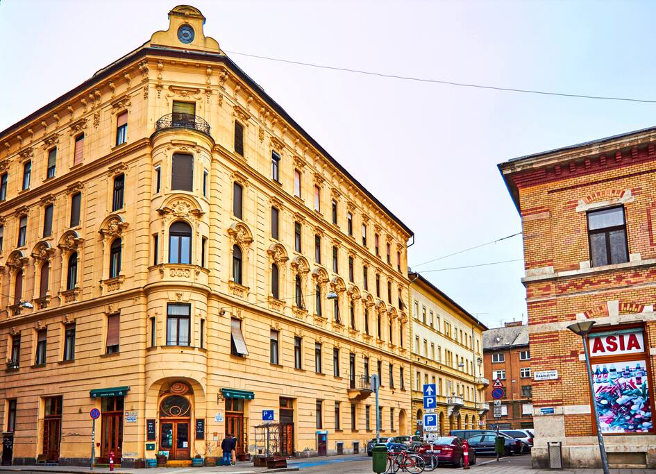 The building, built in 1895