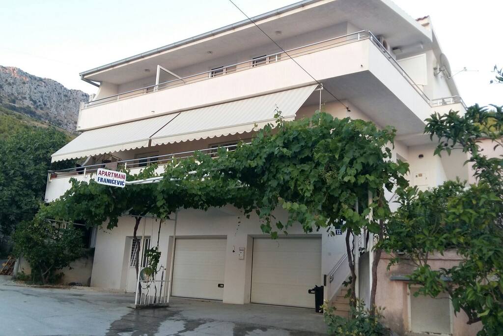 4 free parking place for our guests.