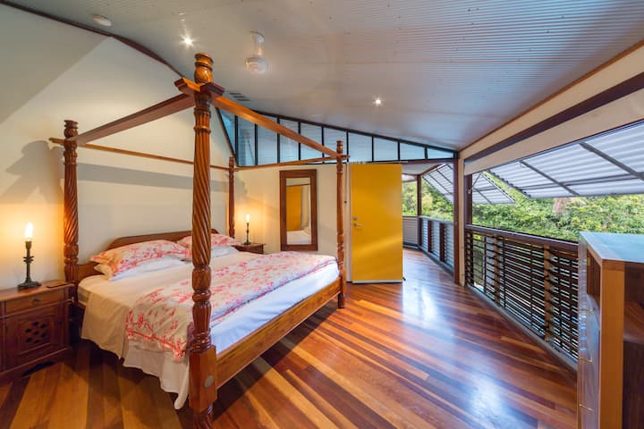 Throne Room
King 4 Poster Bed