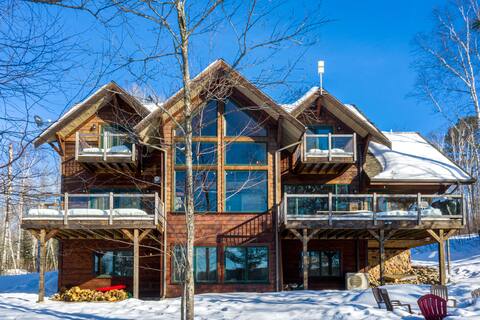 Luxury Lakeside Living w/7-person Hot Tub & Sauna