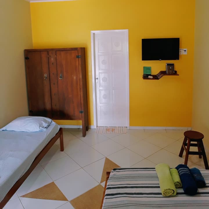 Suite 3, lugar grande, con una cama doble y un baño individual, ¡con una ducha caliente! Decoración rústica y muy acogedora  .