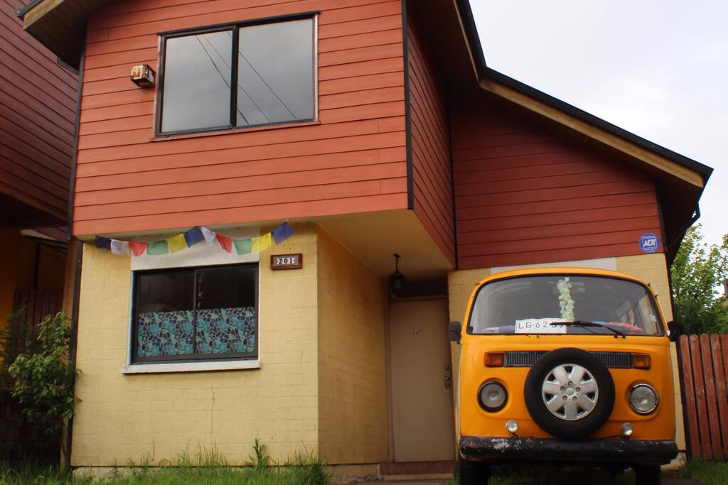 Nuestra casa está ubicada a 15 minutos de los Palafitos, a 20 del Centro de Castro, y en un barrio muy agradable y tranquilo.
