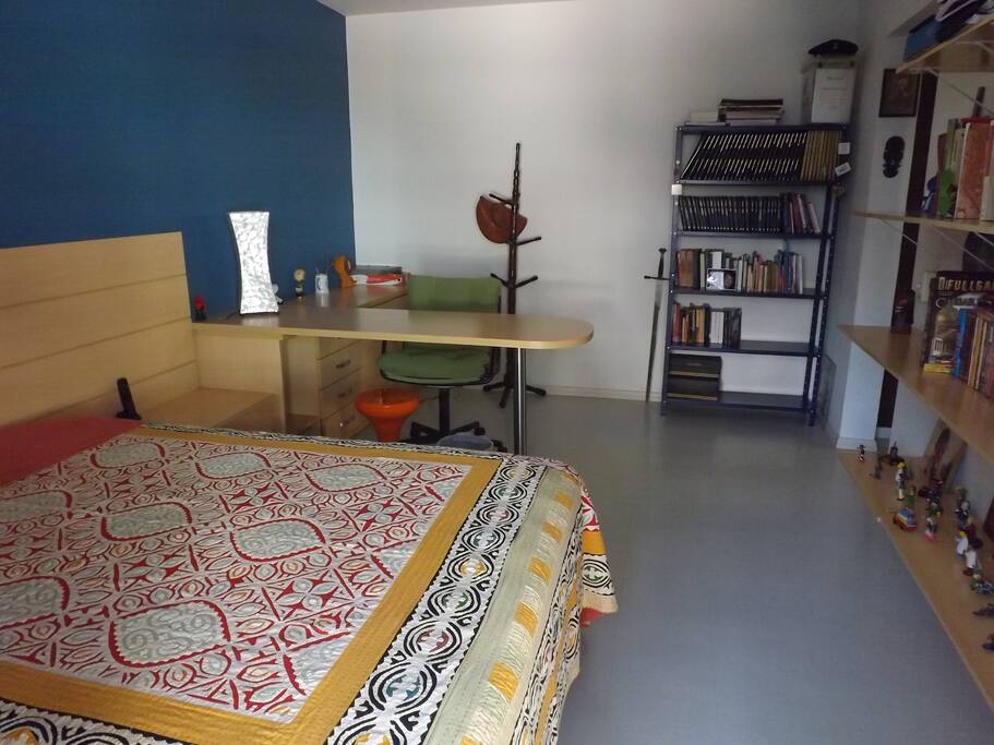 Suíte para duas pessoas com espaço de home office
