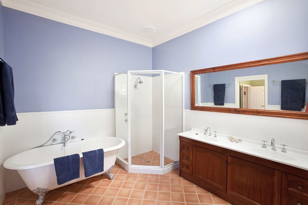 Master en suite bathroom, claw foot bath and walk-in