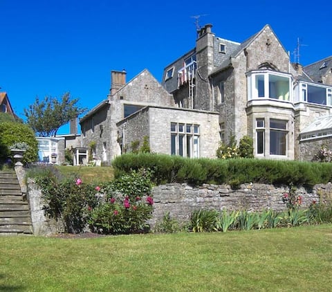 2 Seaview House -Stunning garden with beach access