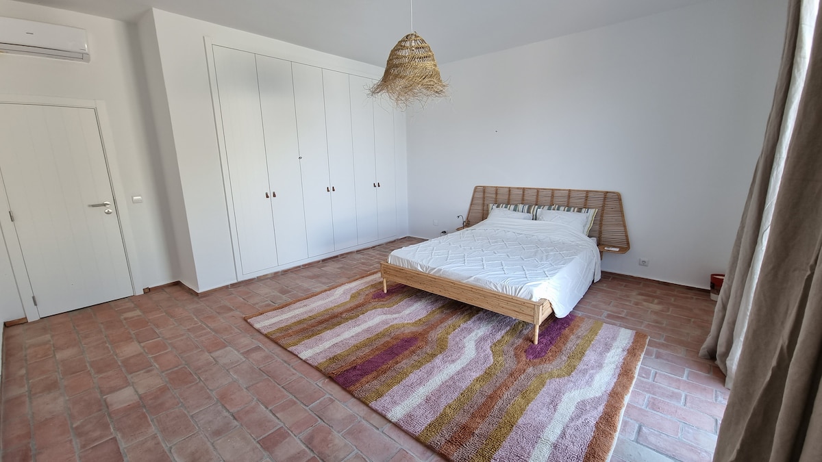 Suite 1 : la plus grande climatisatée avec vue piscine et mer. Grand placard et sdb privative. 