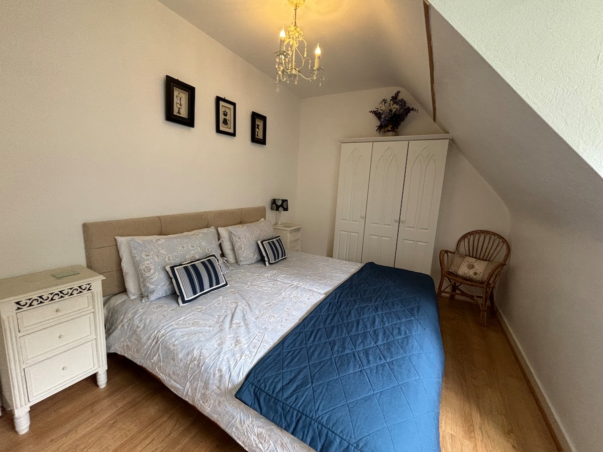 双床卧室俯瞰前院的花园。 床可以拼在一起，超级加大双人床