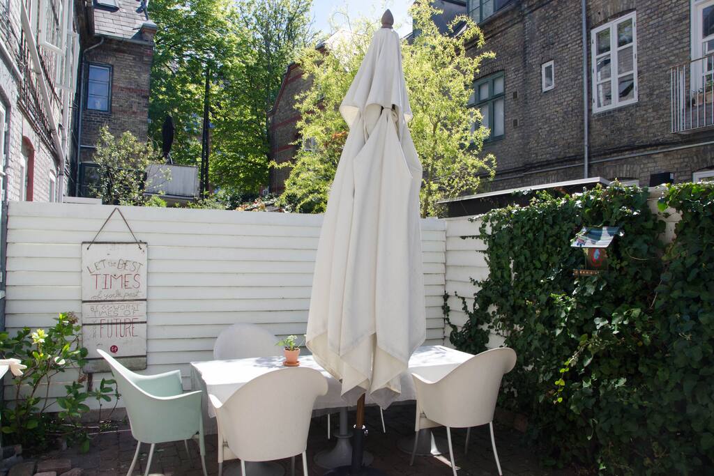 Private back garden with sun in the afternoon/ early evenings