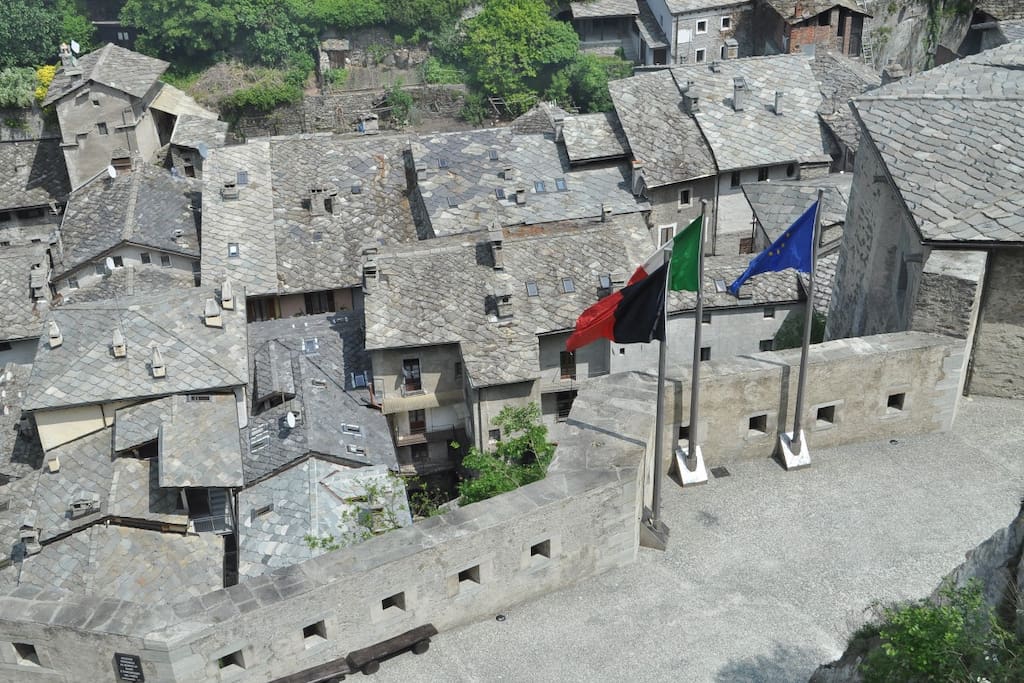 i tetti di casa urbano visti dal forte di Bard le cime delle bandiere italia/europa