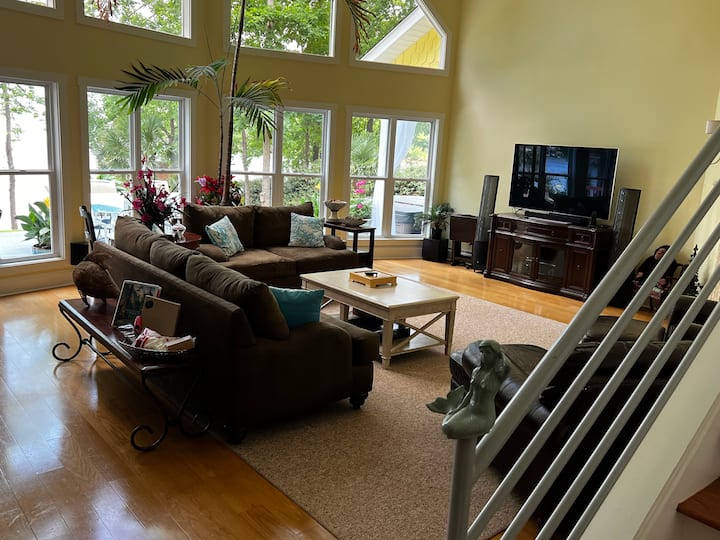 Dhomë fantastike me pamje nga liqeni ka një divan krevat me 2 dhoma gjumi. Shkallët të çojnë në dhomën e hapur të gjumit me një krevat dopio "queen" dhe një krevat  tek. Ka gjithashtu një banjë e gjysmë në loft. Fjetje 3 