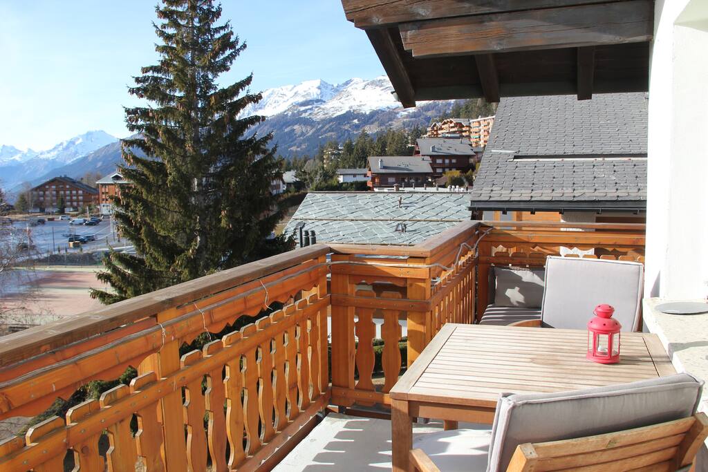 Grand balcon sud et sud-ouest très ensoleillé avec belle vue dégagée sur les montagnes