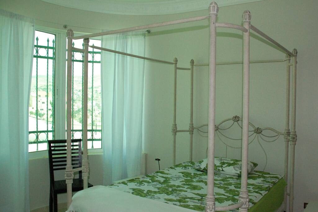 Four poster bed in the Garden room. 1.30 m wide.