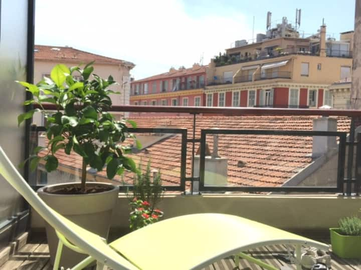 Top floor apartment in the heart of Nice