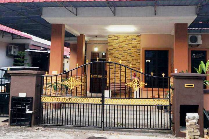 The Rose Guest House Gong Badak Houses For Rent In Kuala Terengganu Terengganu Malaysia