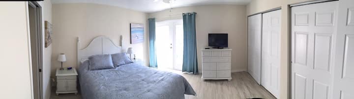 Chambre principale avec portes-fenêtres avec balcon privé.