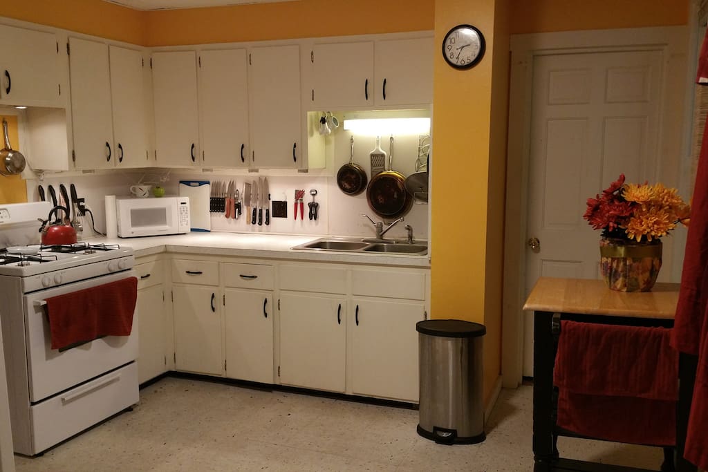 Cook in the well appointed kitchen, or walk a few minutes to great restaurants
