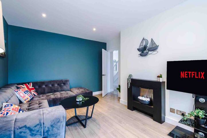 SLD Altrincham Spacious 3 Bedroom House gallery image 5