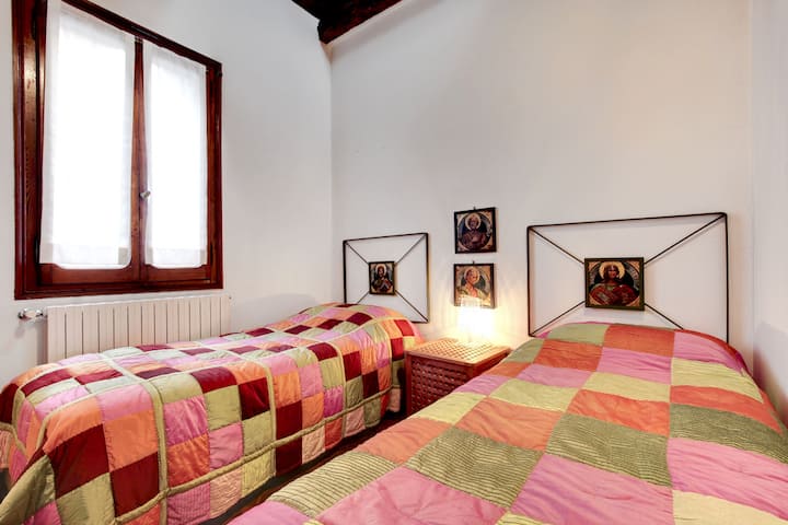 La camera a due letti con bagno en-suite
Chumba pacha kilicho na bafu la chumbani