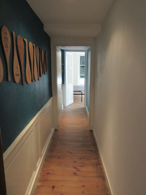 Couloir qui dessert une des chambres et le salon.