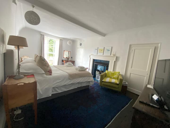 海鸥房：加大双人床、衣橱、带厕所和洗手盆的套房淋浴间