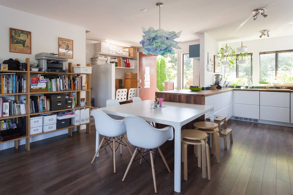 The dining space opens into the living room and kitchen areas with a view to the courtyard facing south and the sea to the north.