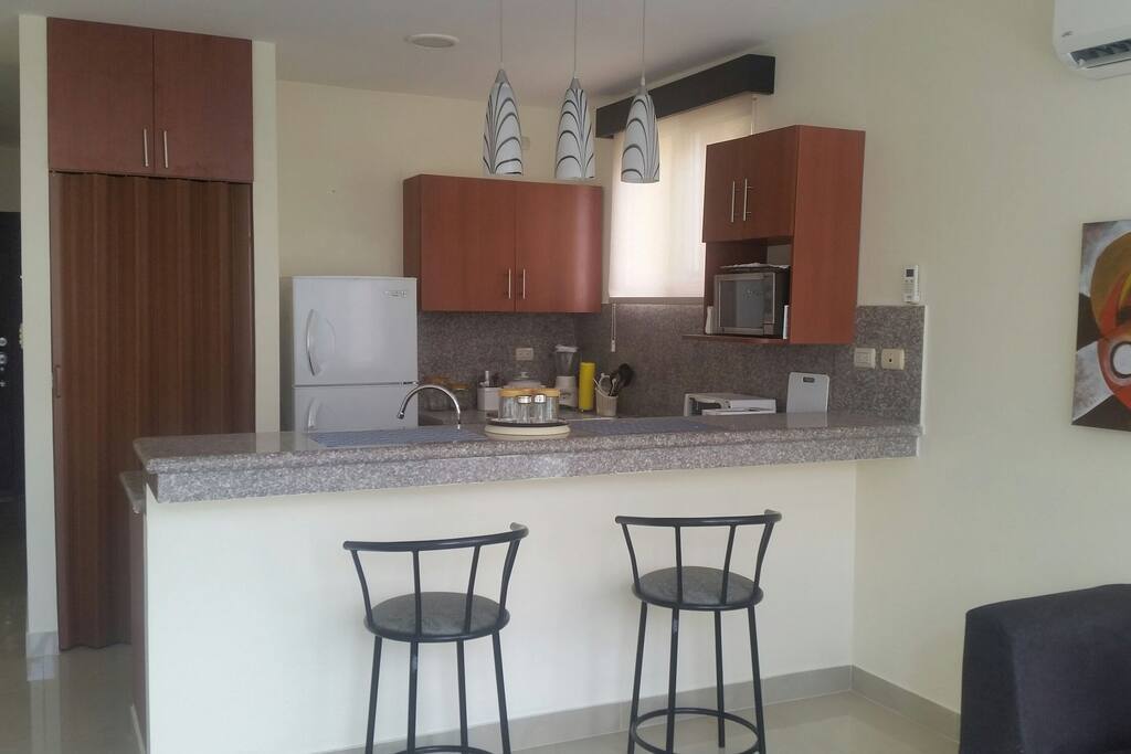 cocina con mesón de diario tipo americano