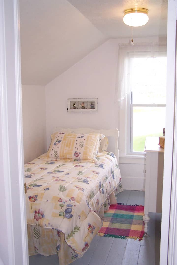 Ghorofa ya pili:  Chumba cha kulala 4, chenye kitanda kimoja pacha.