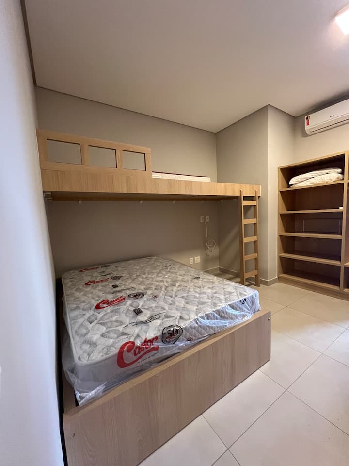 4人套房，配备： 
双人床、单人辅助床和顶部的单人床。