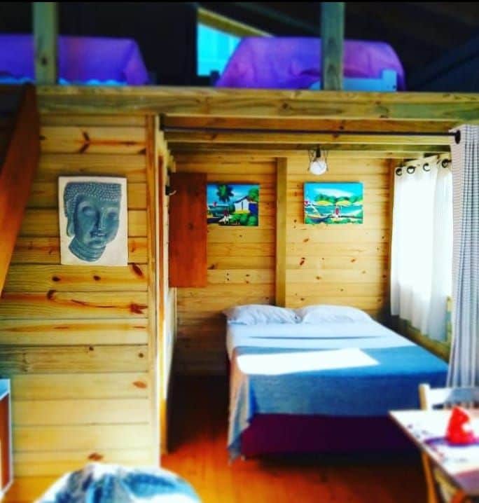 Upper Cabana s pogledom na dolinu (2)
Bračni krevet i međusprat s 2 kreveta za jednu osobu. 
Vrlo kompletna kuhinja s štednjakom i minibarom. Mikrovalna pećnica, aparat za kavu, klima-uređaj i pametni TV.