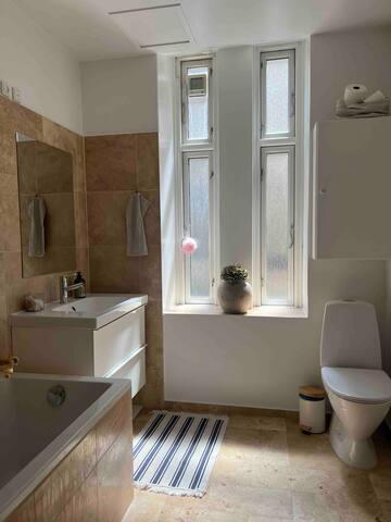 Smuk bolig i populær gade i hjertet af København gallery image 4