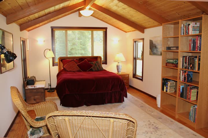 Druga spavaća soba ima udoban bračni krevet i WC.