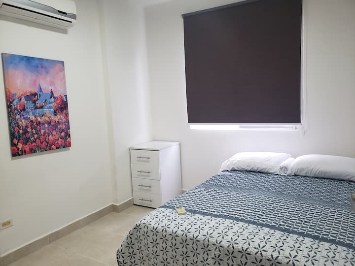 חדרי שינה עם וילונות האפלה לפרטיות וכל אחד עם מזגן משלו