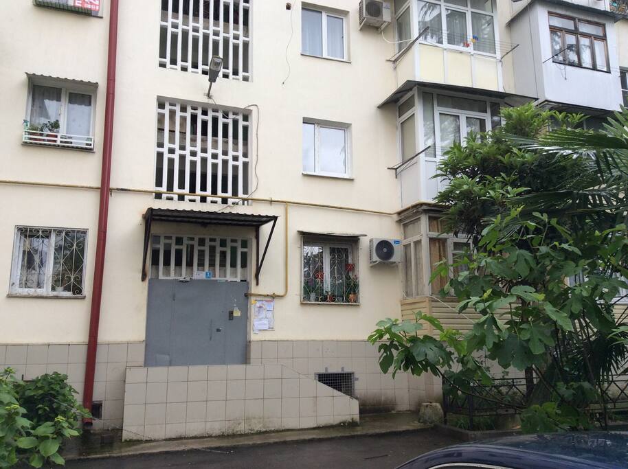 Вход в подъезд 5 этажного дома